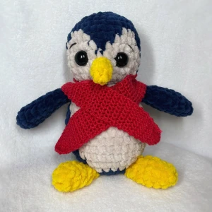 Virkad pingvin- perfekt julklapp - Säljer en söt pingvin amigurumi som jag har virkat av mjukt, högkvalitativt chenille-garn. Den är ca 20 cm hög och kommer med en avtagbar liten röd scarf för extra charm! 🐧🧣  Pingvinen är fylld med polyester och har säkerhetsögon för att vara trygg och barnvänlig. OBS rekommenderar för barn +3 år då ögonen är hårda!🥰 Finns för avhämtning i Malmö eller kan skickas mot fraktkostnad.  Jag hoppas att den hittar sin ägare!