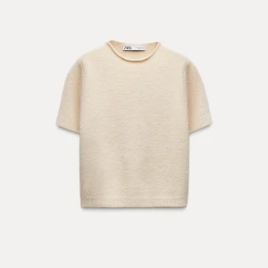 Beige stickad tröja från Zara - Säljer en superfin beige stickad tröja från Zara. Den har en enkel och stilren design med korta ärmar❤️är i storleken L men sitter exakt som en S eller XS