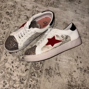 Sneakers  - Säljer ett par sneakers som är köpta på en lokal butik i Saint Tropez. De är lite golden goose inspirerade, och typ aldrig använda💖💖Skorna är i strl 38, men de funkar ändå för mig som pendlar mellan 37-38