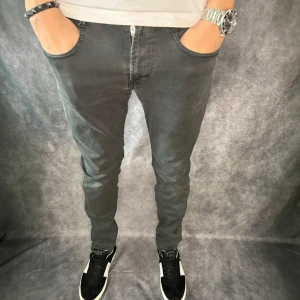 REPLAY ANBASS JEANS  - // Replay anbass jeans | Storlek W31/L32 | Nypris runt 1800kr | Kontakta för fler frågor eller funderingar // Deluxecloset 