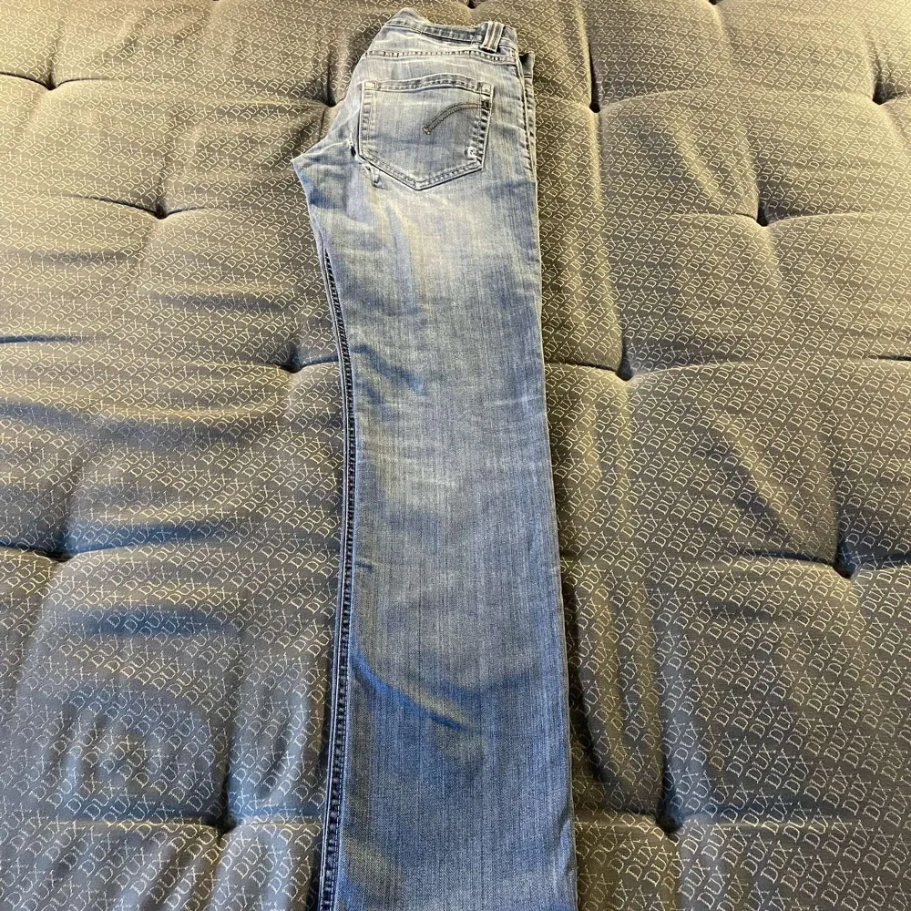Tja säljer dessa ass feta och stilrena jeans från Dondup , jeansen är i utmärkt skick och är nästan helt oanvända, skit feta slitningar på jeans , tveka inte att höra av er vid minsta funderingar 💯💯💯💯. Farkut & Housut.