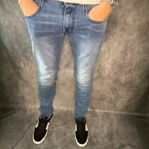 // Replay anbass jeans | Storlek W32/L32 | Nypris runt 1800kr | Kontakta för fler frågor eller funderingar // Deluxecloset 