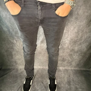 REPLAY ANBASS JEANS  - // Replay anbass jeans | Storlek W30/L32 | Nypris runt 1800kr | Kontakta för fler frågor eller funderingar // Deluxecloset 