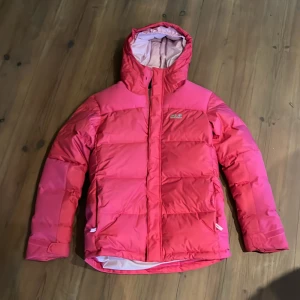 JACK WOLFSKIN jacka - Helt ny tyvärr inget kvitto🥰 för 10-14 år nypris 2000 Kontakta för frågor😊