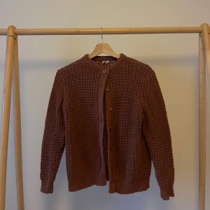 Brun stickad kofta - Mysig brun stickad kofta med knappar framtill. Perfekt för kyliga höst- och vinterdagar. Passar bra till både vardag och lite mer uppklädda tillfällen. Storlek M men skulle säga S🥰