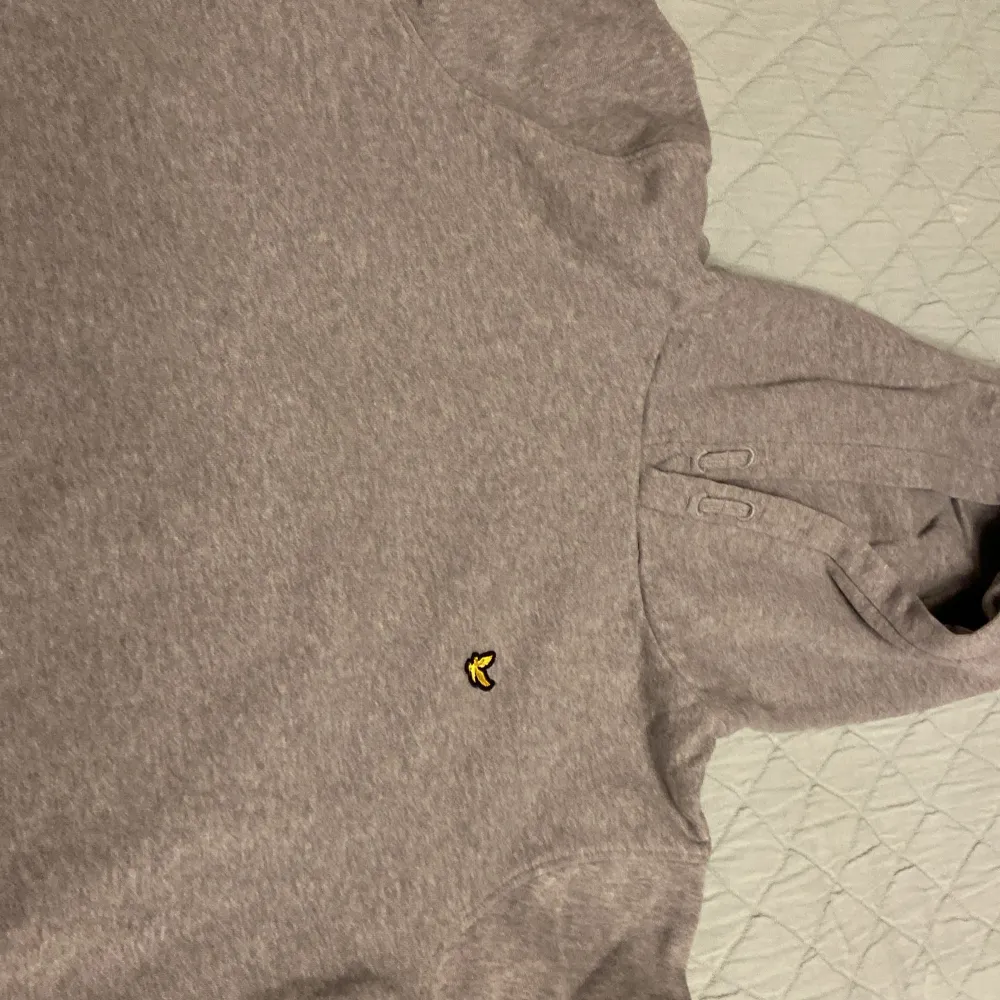 Säljer en stilren grå hoodie från Lyle & Scott i storlek 14/15 år. Den har en klassisk design med en liten broderad logga på bröstet och en bekväm huva. Perfekt för både vardag och chill. Skön och mjuk i materialet. Tröjan är i fint använt skick. . Neuletakit & Villapaidat.