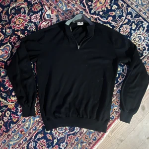 Svart tröja med dragkedja från John Henric - Säljer en stilren svart tröja från John Henric i storlek XL. Använd 2-3 gånger och är i perfekt skick! Den är väldigt praktisk nu i höst och snart i vinter.                                                                                    Nypris: 899kr