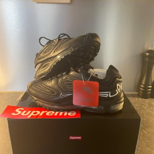 Nike Air Max 98 Supreme (Svart) - Säljer nu ett par helt nya (Aldrig använda) Air Max då dom ligger och dammar i hyllan. Skorna är i Storlek 42,5 och är köpte direkt ifrån Supreme. 