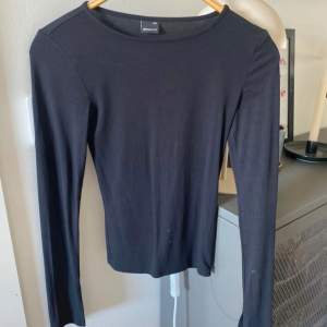 Svart långärmad topp från Gina Tricot i storlek 32 / XXS. Från deras Soft Touch Kollektion i modellen crew neck top, slits vid ärmsluten. Slutsåld modell, nypris 229kr. 