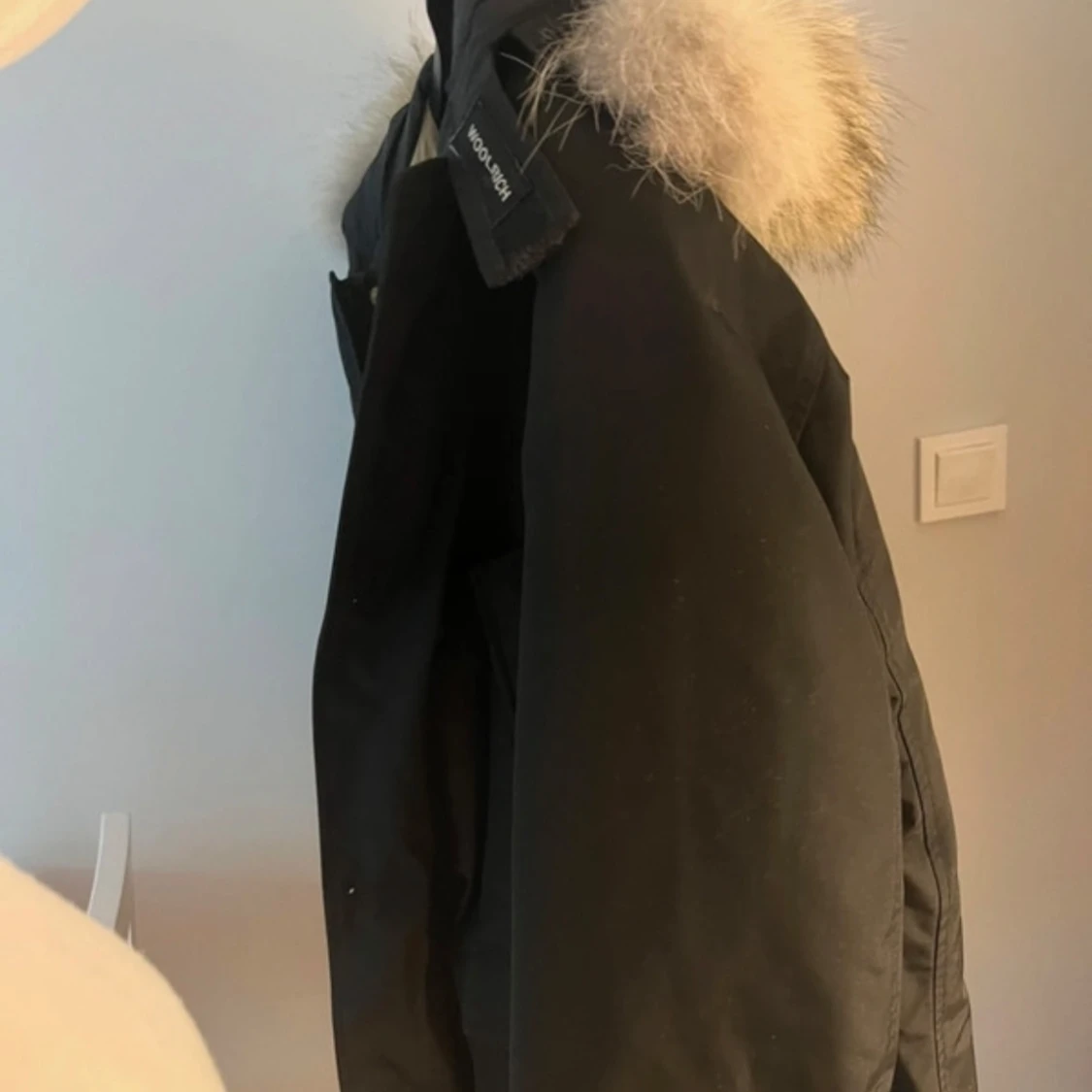 Svart parkajacka med pälsdetalj från Woolrich - 91