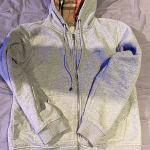 Burberry Zip Hoodie - Säljer nu min Burberry zip som är 10/10 skick och är i storlek L men sitter bra på mig som brukar gå i M. Har du frågor om min längd osv så tveka inte skriva eller om ni vill ha fler bilder!