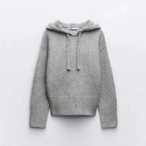 Stickad hoodie - Populär stickad hoodie från zara. Säljer då den inte kommer till användning. Den är som ny