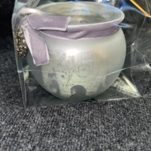 Silverfärgad ljusstake med ett värmeljus i - Säljer en elegant silverfärgad ljusstake med ett värmeljus i där motivet flyter med 