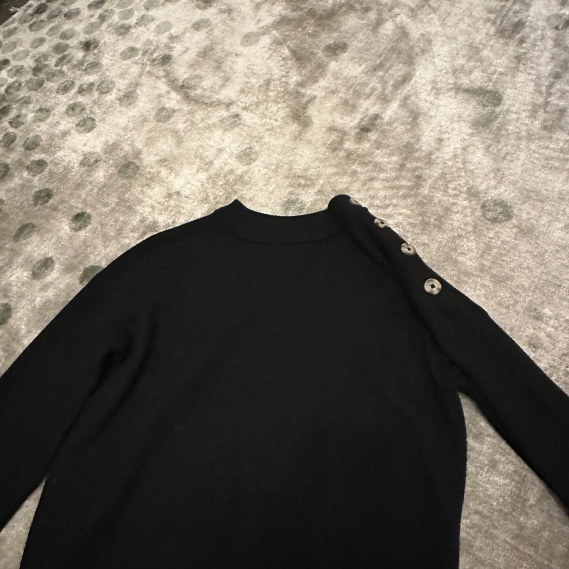 Svart tröja med knappar - 90