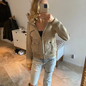 Beige bomberjacka med dragkedja - Läder jacka 