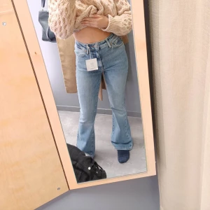 Blåa flare jeans - Ett par blåa flare jeans ifrån Carlings nästan helt oanvända. 