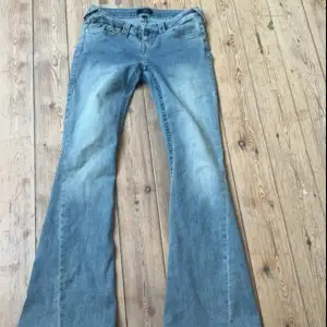 Säljer ett par snygga blå bootcut jeans ifrån true religion, bra skick inga defekter 