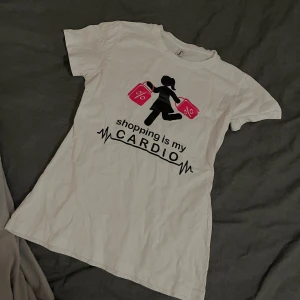 t shirt med tryck vit  - t shirt vit med tryck stl M men som en S, bra skick ❣️