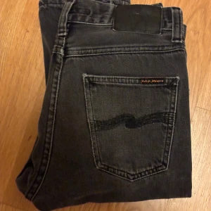 Nudie jeans - Säljer nu mina nudie jeans. De är i fint skick i storlek 28/30. Gråa med snygg tvätt. Jeansen har slitits pyttelite på ena benet men är inget som syns. 