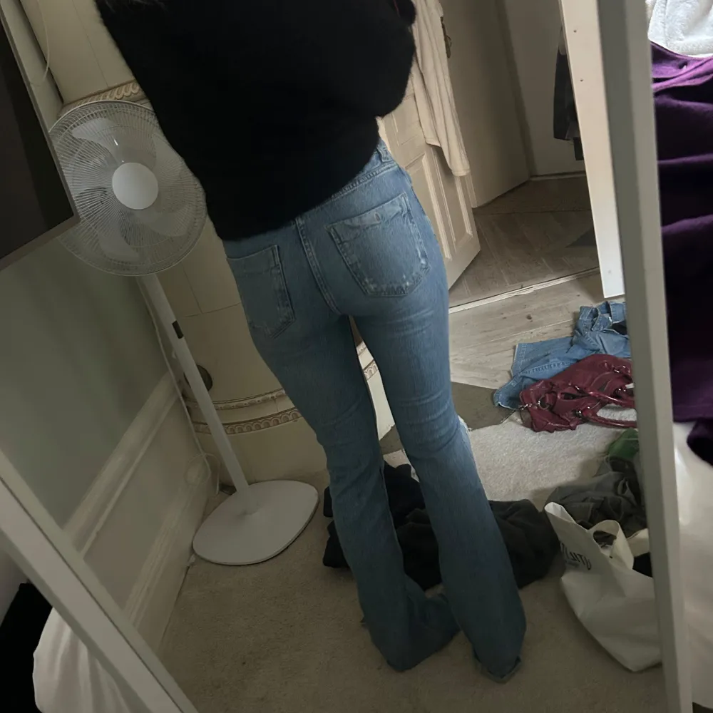 Så snygga bootcut jeans från zara med slitningar! Storlek 36. Jag är 175 cm . Jeans & Byxor.