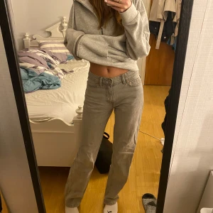 Grå jeans i bra skick - Säljer ett par grå jeans i bra skick. De är mid waist och har en rak passform som ger en avslappnad look. Perfekta för både vardag och fest! 🖤byxorna är från Gina tricot. De är även använda endast 2 gånger! Storlek 32/XS/XXS