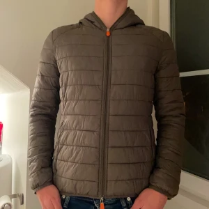 Save The Duck Jacka - Säljer nu denna fina jackan ifrån Save The Duck i size 3. Sitter som S och modellen på bilden är 182 cm. Jackan kommer i hyfsat skick med lite täcken på användning men ändå riktigt snygg. Mitt pris 149 kr men priset är diskutabelt. Hör gärna av dig vid frågor!