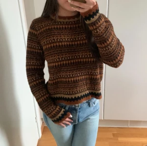 Stickad tröja - Mönstrad stickad brun guldig tröja från Zara strl small  passar även medium