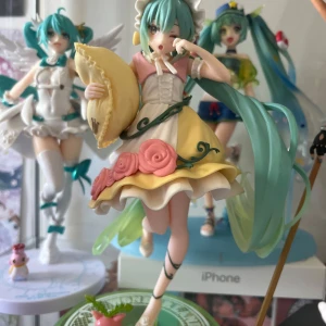 Sleeping beauty Hatsune Miku figure - •köptes på konvent förra året. •bra skick. •har tyvärr inte lådan men ska se till att packa den ordentligt:D