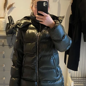 Massimo Dutti dunjacka - Säljer min jättefina gröna Massimo Dutti dunjacka då jag tyvärr inte får någon användning för den längre. Den är verkligen supermysig och varm så passar perfekt till vintern. Luvan är avtagbar och skicket är verkligen superbra. 