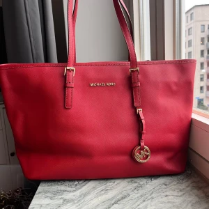 MICHAEL KORS Jet Set i nyskick - Röd Michael Kors Jet Set i nyskick. Använd 1 gång, har sedan dess legat i garderoben.   Nypris 2999kr