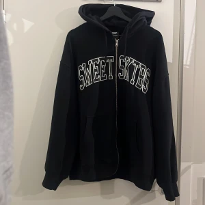 SWEET SKTBS Hoodie - En svart sweet sktbs hoodie. Oversized Small storlek. I bra skick och inga hål💯