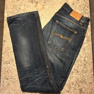 Nudie jeans - Säljer nu ett par väldigt fina nudie jeans i modellen slim Jim. De är i nästan nyskick och sitter väldigt fint. Hör av dig vid frågor!