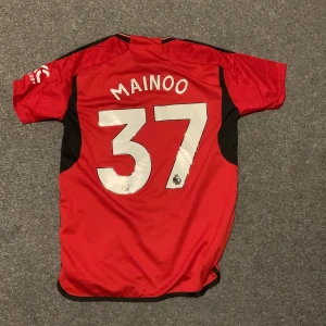 Röd fotbollströja från Adidas - Manchster United tröja 'Mainoo' , sparsamt använd 