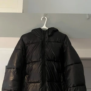 Pufferjacka H&M  - Pufferjackan ifrån H&M, lite glansig (ej matt) relativt bra sick perfekt inför vintern då den är väldigt varm💕säljer då den är lite för liten går att diskutera pris