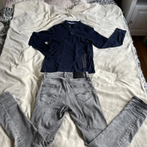 Mörkblå tröja från Massimo Dutti - En mörkblå tröja från Massimo Dutti, tröjan är används men har inga tydligen tecken på skavanker eller fläckar. Storleken är S/M och pris kan diskuteras. Hör gärna av er vid frågor😊