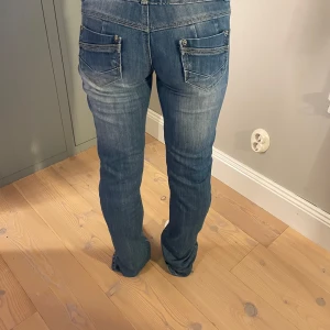 Blå jeans från Dromedar - Säljer ett par snygga blå jeans från Dromedar i storlek 26. De är i bra skick. Perfekta för vardagsbruk! Tjejen på bilden är 160 cm. Dem är raka i benen. Innebensläng: 82 midjemått: 36