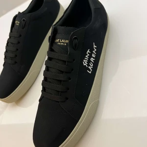 Saint laurent - Har nu fått in ett till par grymma sneakers från Saint Laurent!💥 Helt nya och endast provade, så de är i toppskick.💯 Storlek: 44 - Alla originaltillbehör medföljer, inklusive dustbag! Vid frågor osv. Så är det bara att skriva🤝 Finns på fler konton!
