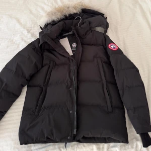 Canada Goose Wyndham parka - Helt ny, oanvänd. Köptes förra året. Storlek L Hör av dig för mer info