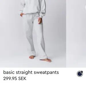 Säljer ett par gråa mjukisbyxor i basic stil. De har en straight passform och är perfekta för en avslappnad look. Byxorna är gjorda i mjukt material som är superbekvämt att ha på sig. Perfekta för mysiga dagar hemma.