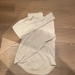 Beige overshirt  - Säljer en snygg beige overshirt från Ciszere i manchester. Perfekt för höst, vår och vinter med sin mjuka och bekväma känsla. Den har långa ärmar och knappar framtill. Den är i mycket bra skick och passar både till vardags och fest. Ett måste i garderoben! 🍂