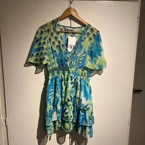 Klänning - Klänning från zara med prislappen kvar, storlek M