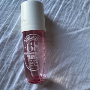 Parfymmist Brazilian Crush Cheirosa 68 - Säljer en fräsch och blommig parfymmist från Sol de Janeiro, Brazilian Crush Cheirosa 68. Den har en doft av brasiliansk jasmin och rosa drakfrukt. Perfekt för att känna sig sommarfräsch året runt! 🌸Använd få gånger!💕