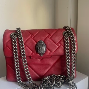 Kurt Geiger väska - Säljer en så snygg röd väska från Kurt geiger, den är använd lagom mycket men inga defekter eller liknande🤩 bredd:19 cm, höjd: 13,5 cm
