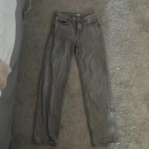 Grå jeans från Gina tricot  - Säljer ett par grå jeans från Gina tricot i storlek 32. Kommer aldrig till användning då jag har växt ur dom 