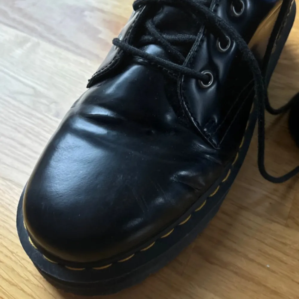 Dr Martens med platå sula i storlek 42. Har några repor (se sista bild) men utöver de är skorna mycket sparsamt använda! . Skor.