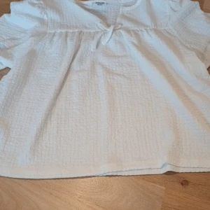 Vit blus - Vit blus från kapphal i storlek 158/164.  Aldrig använd.