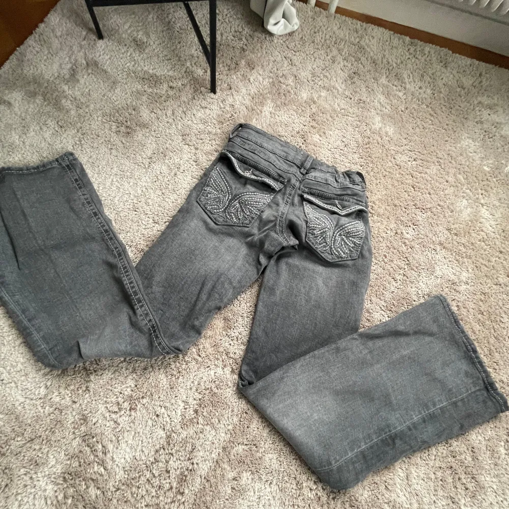 Säljer dessa superfina gina jeans! Nypris ca 400kr ❤️ Använd fåtal gånger 💕 Kontakta mig om ni vill ha fler bilder eller mer information ❤️. Jeans & Byxor.