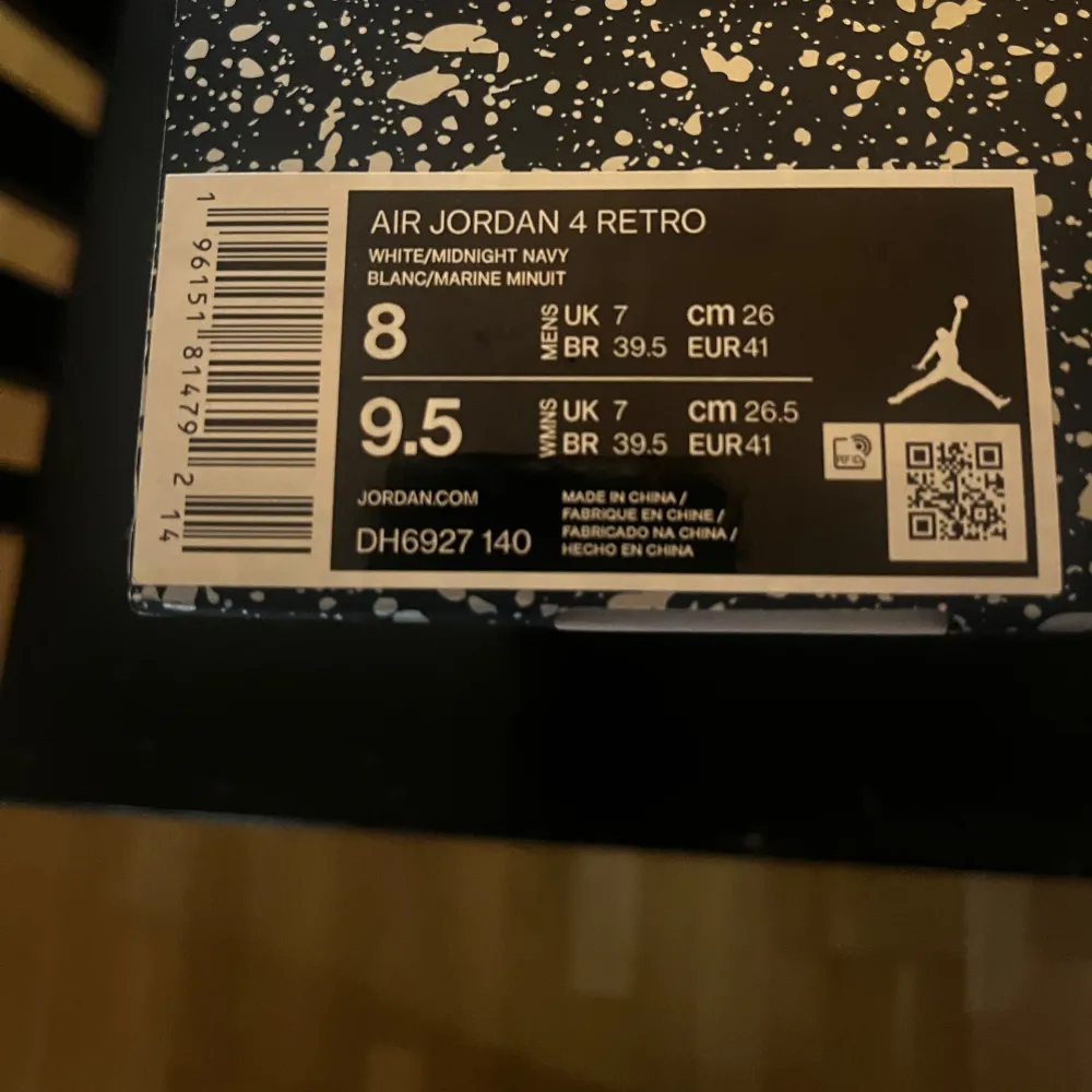 Jordan 4or i storlek 41, lite creasade annars i bra skick. Kommer med orginalkartong. Skor.