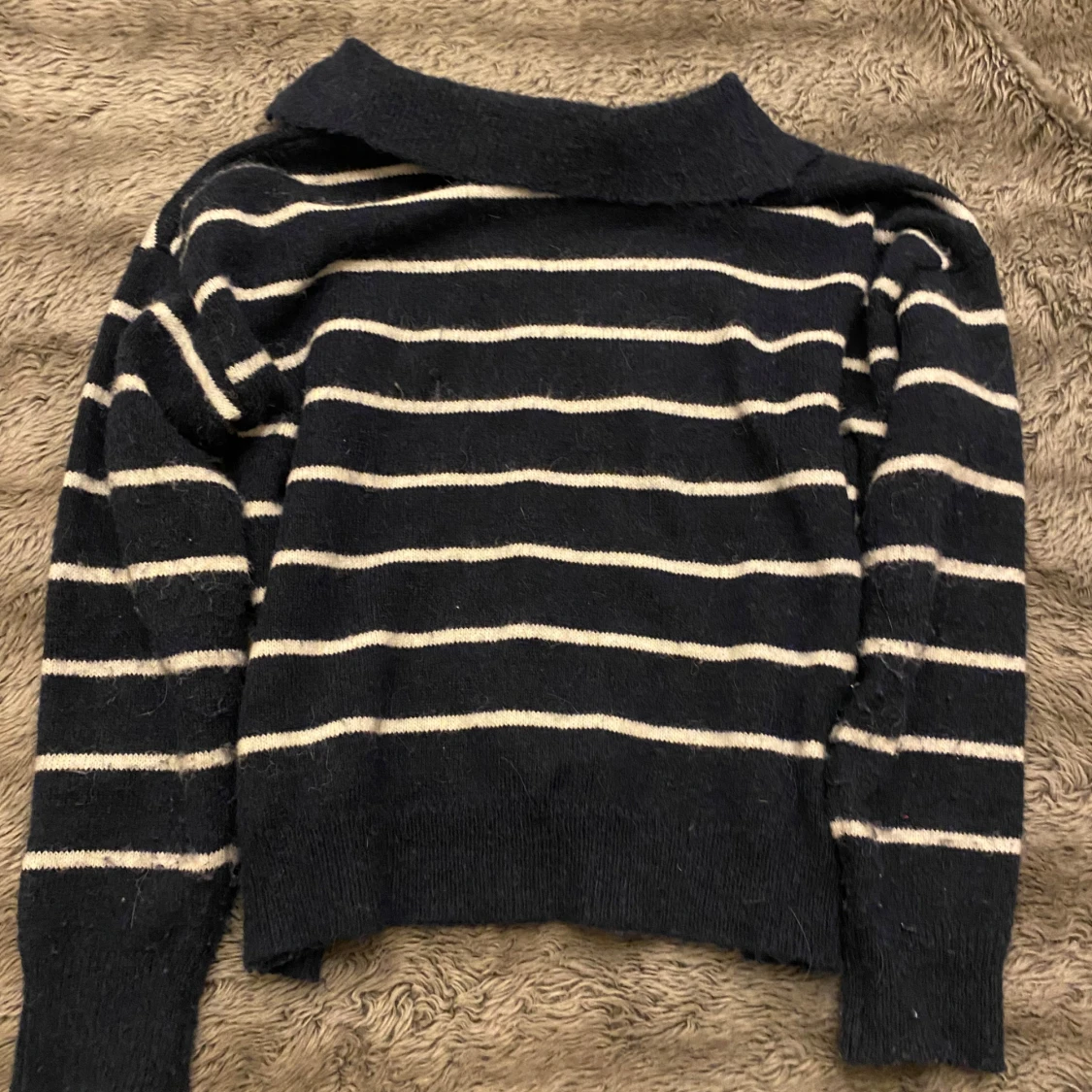 Marin blå och vit randning stickad tröja, använd två gånger. Säljer för att den inte passar mig💕 Förlåt för dåligt ljus!!! - 91