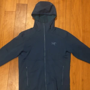Arcteryx fleece - Köptes för ungefär ett år sedan, nypris 2199kr. Sparsamt använd 